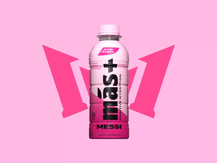 Más by Messi hydrating drink bottle with 'mas+' branding on a pink background