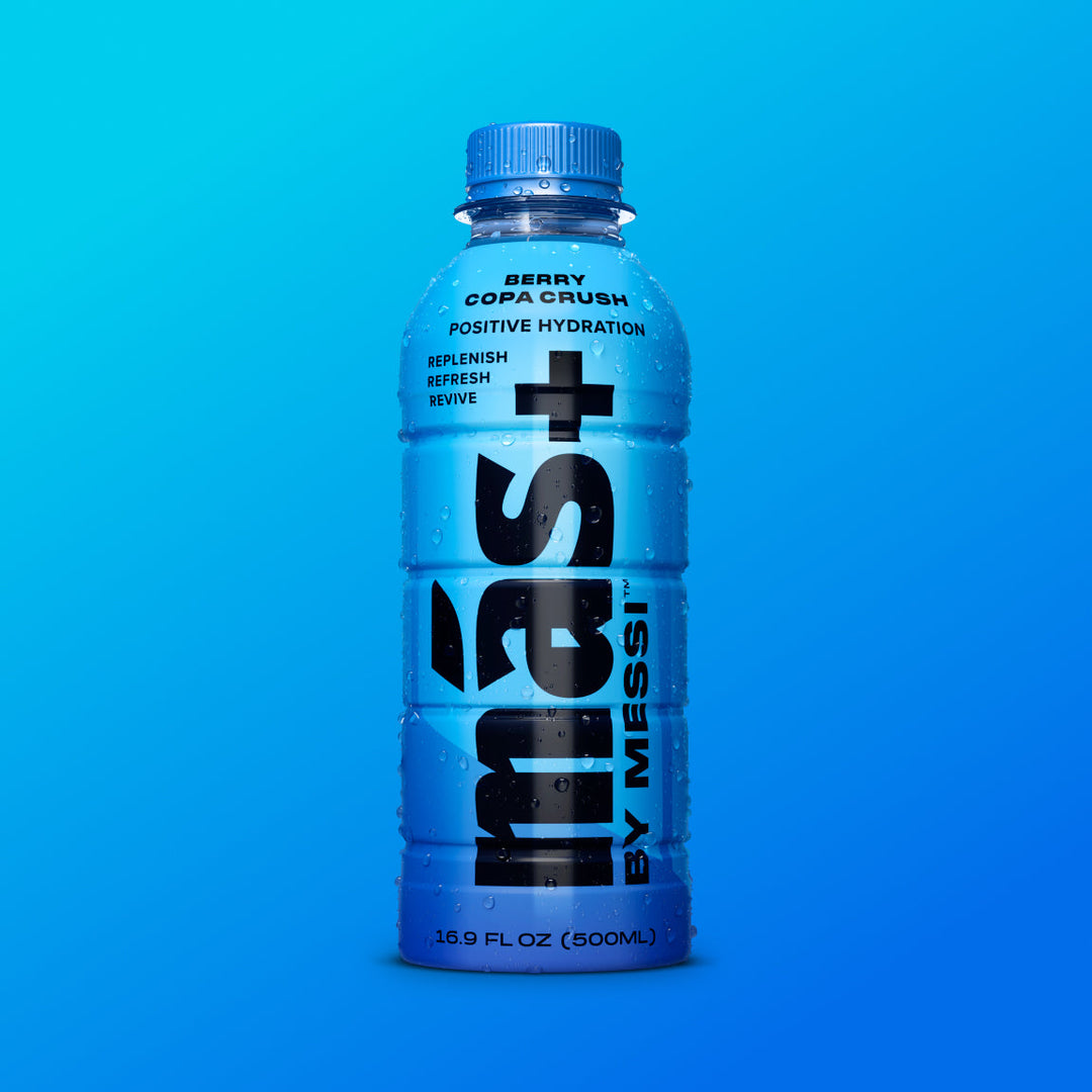 A 500 mL bottle featuring Más+ by Messi with Berry Copa Crush flavor displayed against a blue background, emphasizing positive hydration.