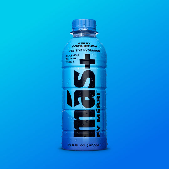 A 500 mL bottle featuring Más+ by Messi with Berry Copa Crush flavor displayed against a blue background, emphasizing positive hydration.