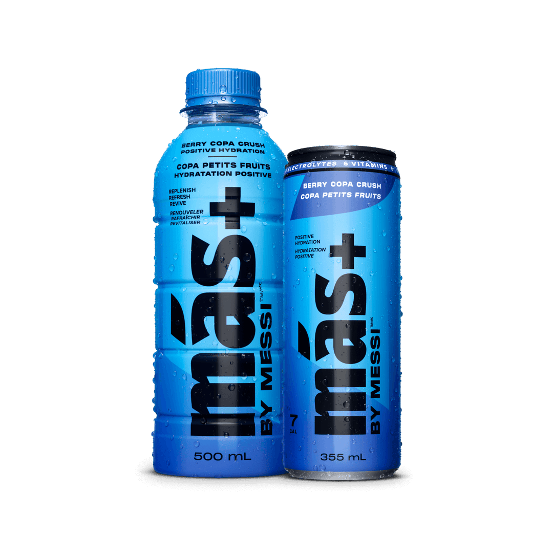 Two beverages labeled Más+ by Messi with no background. The left bottle is 500 mL with a blue cap, and the right can is 355 mL. Both drinks are 'Berry Copa Crush' flavour and promote positive hydration with electrolytes and vitamins