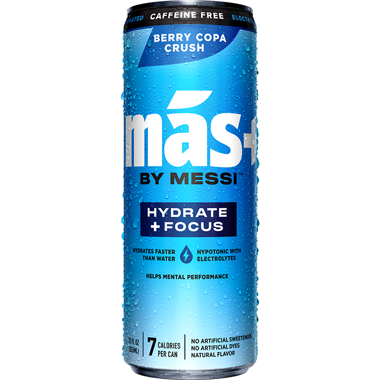 A wet, blue can of Más+ by Messi in the Berry Copa Crush flavor, emphasizing "HYDRATE + FOCUS" on a transparent background.