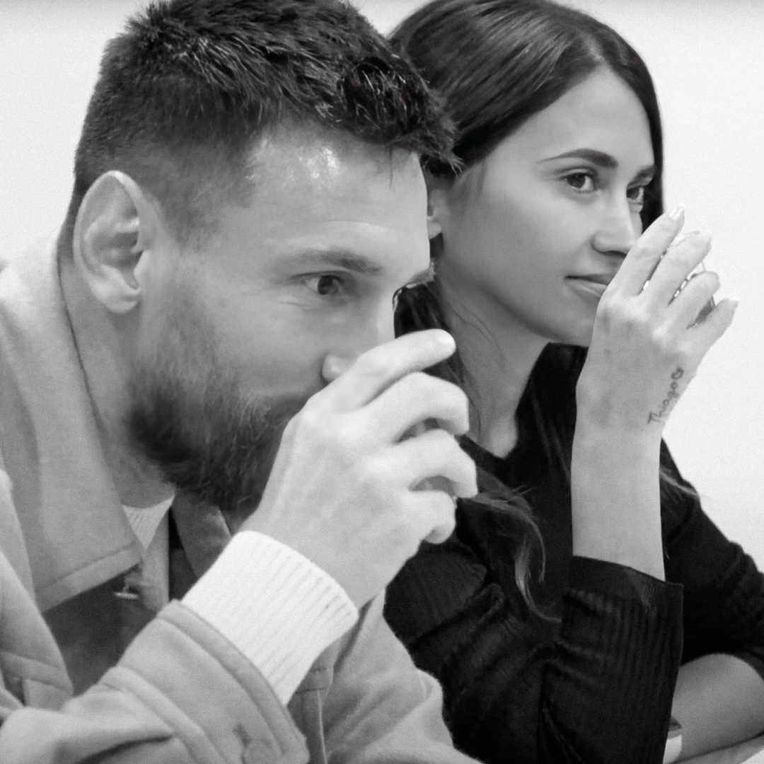 A black-and-white image of Leo Messi and Antonela Roccuzzo savoring Más+ by Messi hydration drinks.