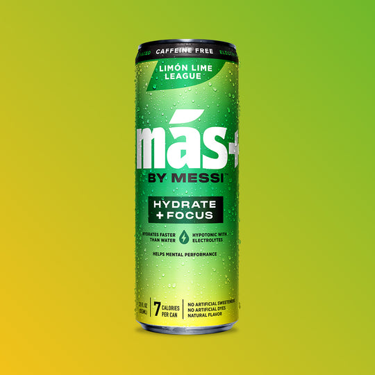A single, condensation-covered can of MÁS+ by Messi 'Limón Lime League' hydration drink against a green and yellow gradient background.