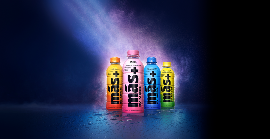 The "Más+ by Messi" flavor range is displayed against a dark, misty blue and purple background. Featured flavors include Orange D'Or, Miami Punch, Berry Copa Crush, and Limón Lime League.